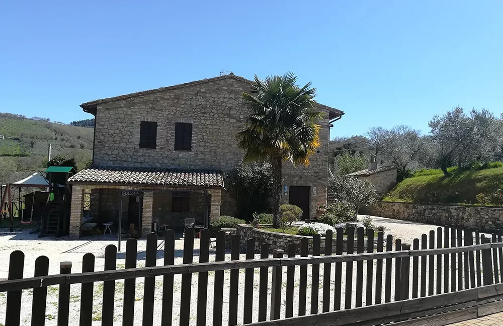 esterno-retro-casale-san-fortunato-spello